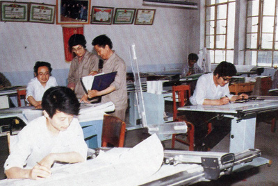 從1984年第一季度到抓管理上登記全面提高企業(yè)素質(zhì)驗(yàn)收前，采取分線檢查、總結(jié)成績(jī)、找出差距、提出措施、限期整改的方法，使各項(xiàng)工作在整頓中鞏固提高，在鞏固提高中進(jìn)行再整頓，再提高。