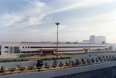 1995年5月30日，山推與日本小松株式會(huì)社合資成立小松山推工程機(jī)械有限公司