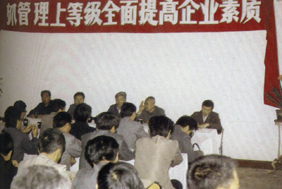 山推總廠的企業(yè)管理，從建廠開(kāi)始就被當(dāng)作一項(xiàng)治廠之本的工作來(lái)抓，管理水平得到不斷提高，逐步由粗放管理轉(zhuǎn)為科學(xué)管理，并積極向現(xiàn)代化管理邁進(jìn)。