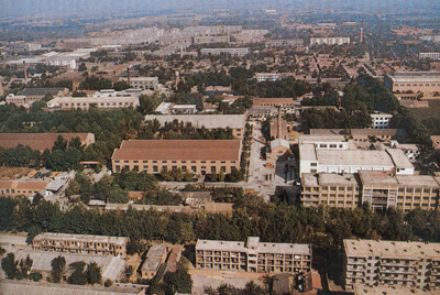推土機(jī)總廠本部廠區(qū)。山東推土機(jī)總廠建立時(shí)，固定資產(chǎn)原值為2569萬(wàn)元，占地面積為517538平方米，建筑面積為170861平方米。