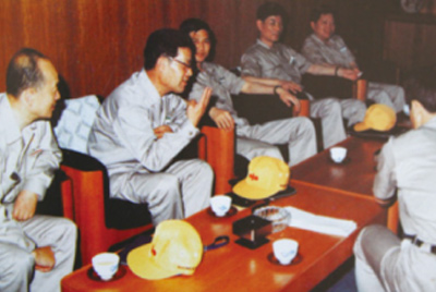 為了學(xué)習(xí)外國(guó)先進(jìn)技術(shù)和管理方法，前往引進(jìn)技術(shù)與設(shè)備的國(guó)家進(jìn)行實(shí)地考察。薛仲光廠長(zhǎng)在日本。