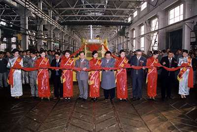 山推股份公司舉行山推牌TY220推土機(jī)5000臺(tái)下線慶典活動(dòng)。