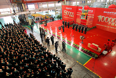 推土機(jī)事業(yè)部總裝工廠隆重舉行推土機(jī)第50000臺(tái)下線慶典儀式。這一激動(dòng)人心的歷史時(shí)刻標(biāo)志著50000臺(tái)不僅僅是一個(gè)數(shù)量的積累，更是山推管理水平、生產(chǎn)規(guī)模、制造技術(shù)、研發(fā)能力、銷(xiāo)售能力等綜合能力的體現(xiàn)，標(biāo)志著山推推土機(jī)產(chǎn)業(yè)整體實(shí)力進(jìn)一步增強(qiáng)，是從量變到質(zhì)變的飛躍。