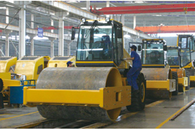 2002年2月，由履帶廠開(kāi)發(fā)研制的YZ18液壓振動(dòng)壓路機(jī)，順利下線。