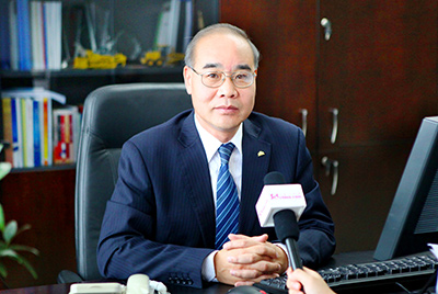 張秀文董事長(zhǎng)在接受中國(guó)山東網(wǎng)專(zhuān)題采訪時(shí)，就公司踐行“厚道魯商”倡樹(shù)行動(dòng)進(jìn)行回答，介紹了山推把“仁義、誠(chéng)信、厚道”的文化精髓融入到生產(chǎn)經(jīng)營(yíng)的全過(guò)程的典型做法和“誠(chéng)敬做產(chǎn)品，誠(chéng)信做企業(yè)”的經(jīng)營(yíng)理念，在工程機(jī)械行業(yè)樹(shù)立起了“厚德堅(jiān)韌”的山東國(guó)企形象