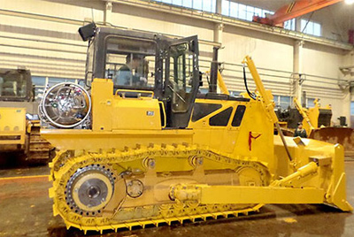 世界上第一臺(tái)燃?xì)庑吐膸酵仆翙C(jī)——SD20-5（LNG）在研究總院新產(chǎn)品試制中心下線。SD20-5（LNG）履帶式推土機(jī)是公司順應(yīng)行業(yè)發(fā)展趨勢(shì)開(kāi)發(fā)的一款節(jié)能、環(huán)保產(chǎn)品，整機(jī)采用天然氣專(zhuān)用發(fā)動(dòng)機(jī)，燃燒后無(wú)積炭，滿足stageIIIA排放，壽命更長(zhǎng)，維修頻率更低。