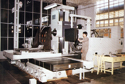 BPN-13B(R4)數(shù)控臥式加工中心。廠房擴(kuò)建加大，設(shè)備填平補(bǔ)齊，增加精、大、稀設(shè)備，新上生產(chǎn)線，提高企業(yè)裝備素質(zhì)，使山推廠成為名副其實(shí)的大馬力推土機(jī)生產(chǎn)廠。