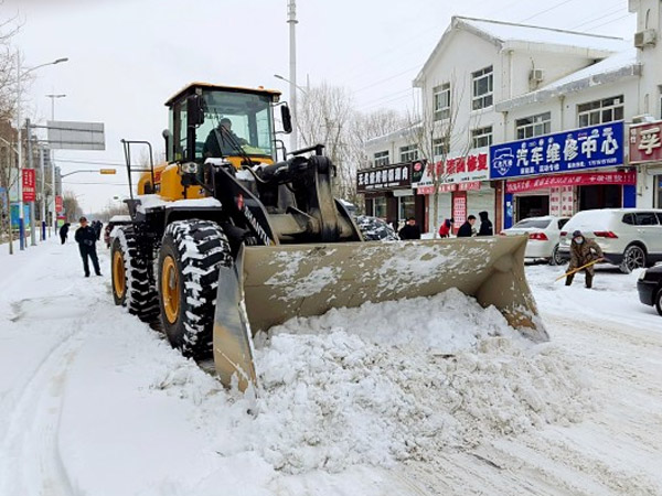 除雪保暢，山推鐵肩道義勇?lián)厝危? /> 
            <div   id=