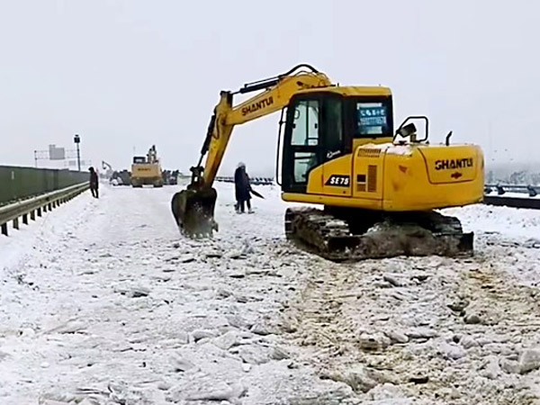 除雪保暢，山推鐵肩道義勇?lián)厝危? /> 
            <div   id=