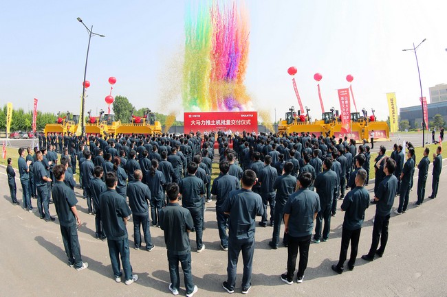 5月17日，山推向中煤平朔集團(tuán)一次性交付六臺(tái)中國(guó)最大馬力推土機(jī)。